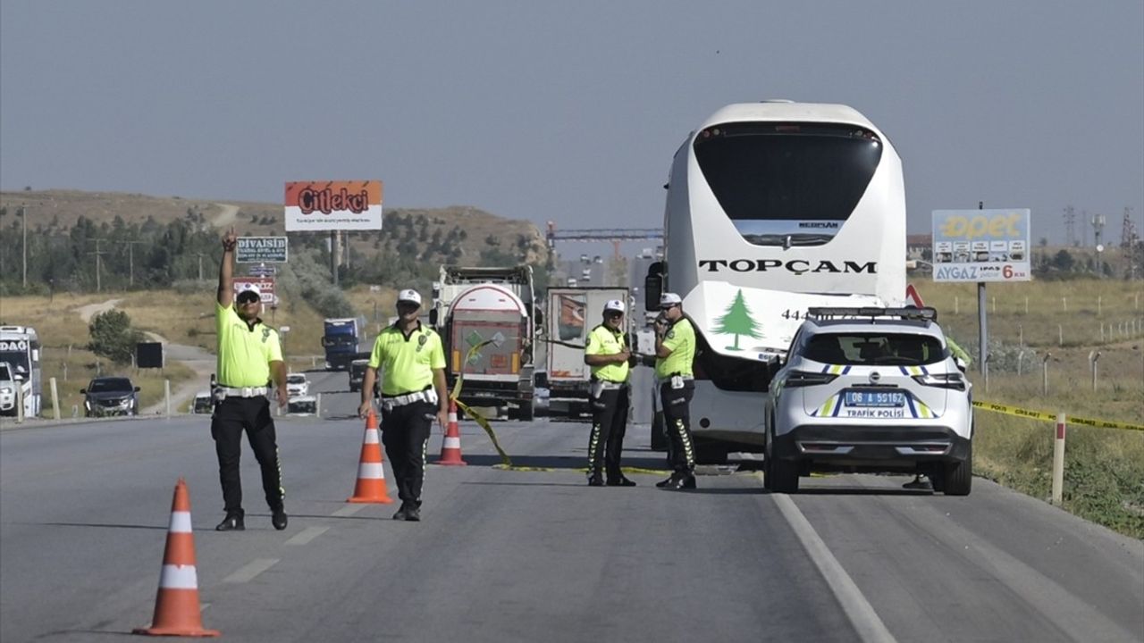 Ankara'da Trafik Kazası: İki Kişi Hayatını Kaybetti, Bir Kişi Yaralandı