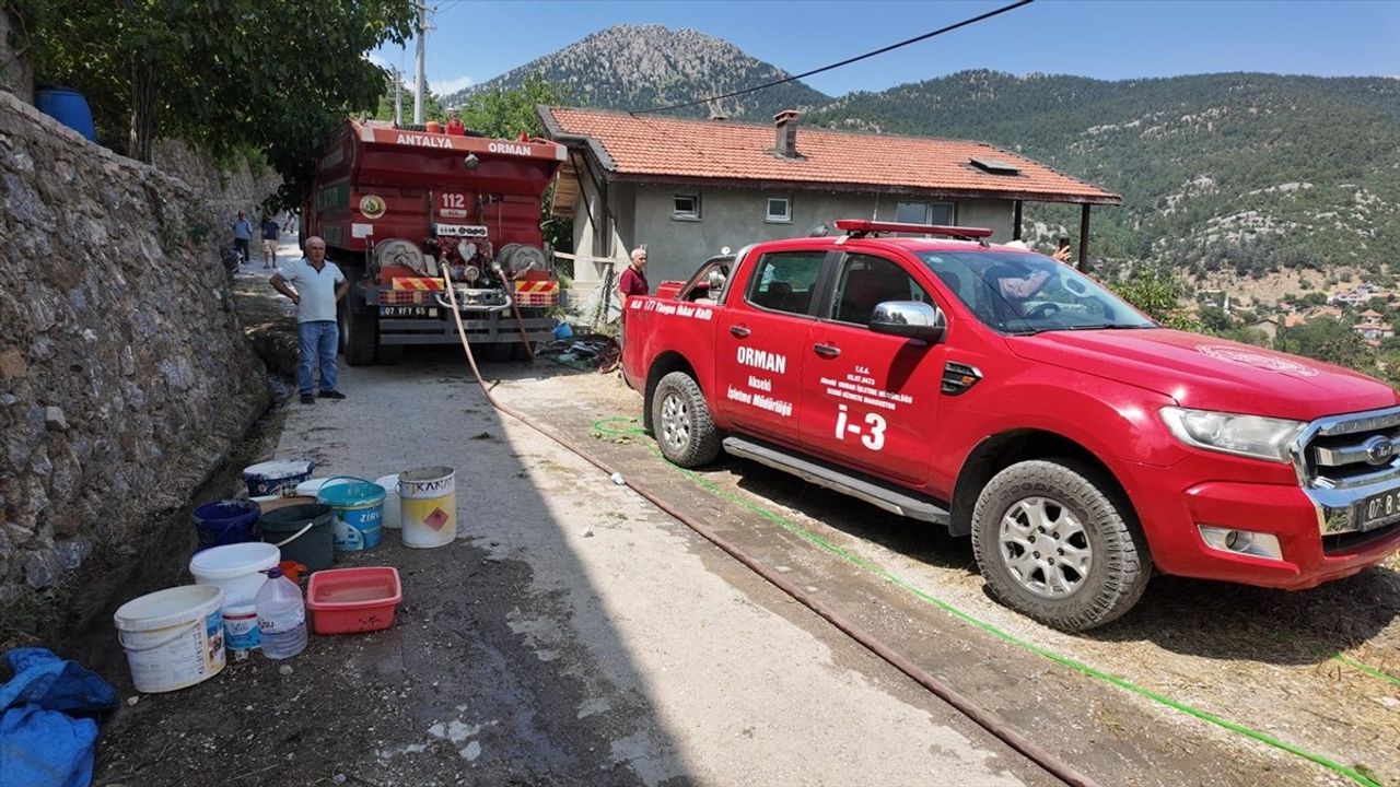 Antalya Akseki'de Otluk Alanında Yangın: Evlere Sıçradı