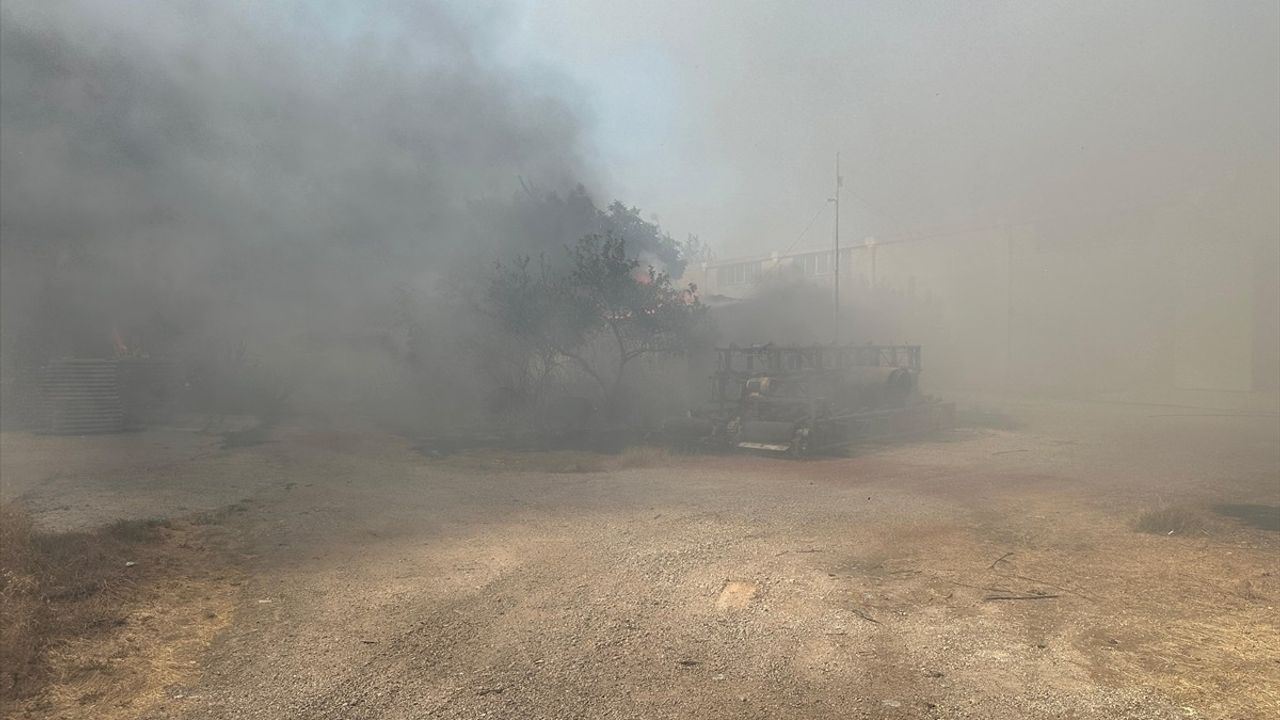 Antalya Aksu'da Çıkan Yangına Hızla Müdahale Ediliyor