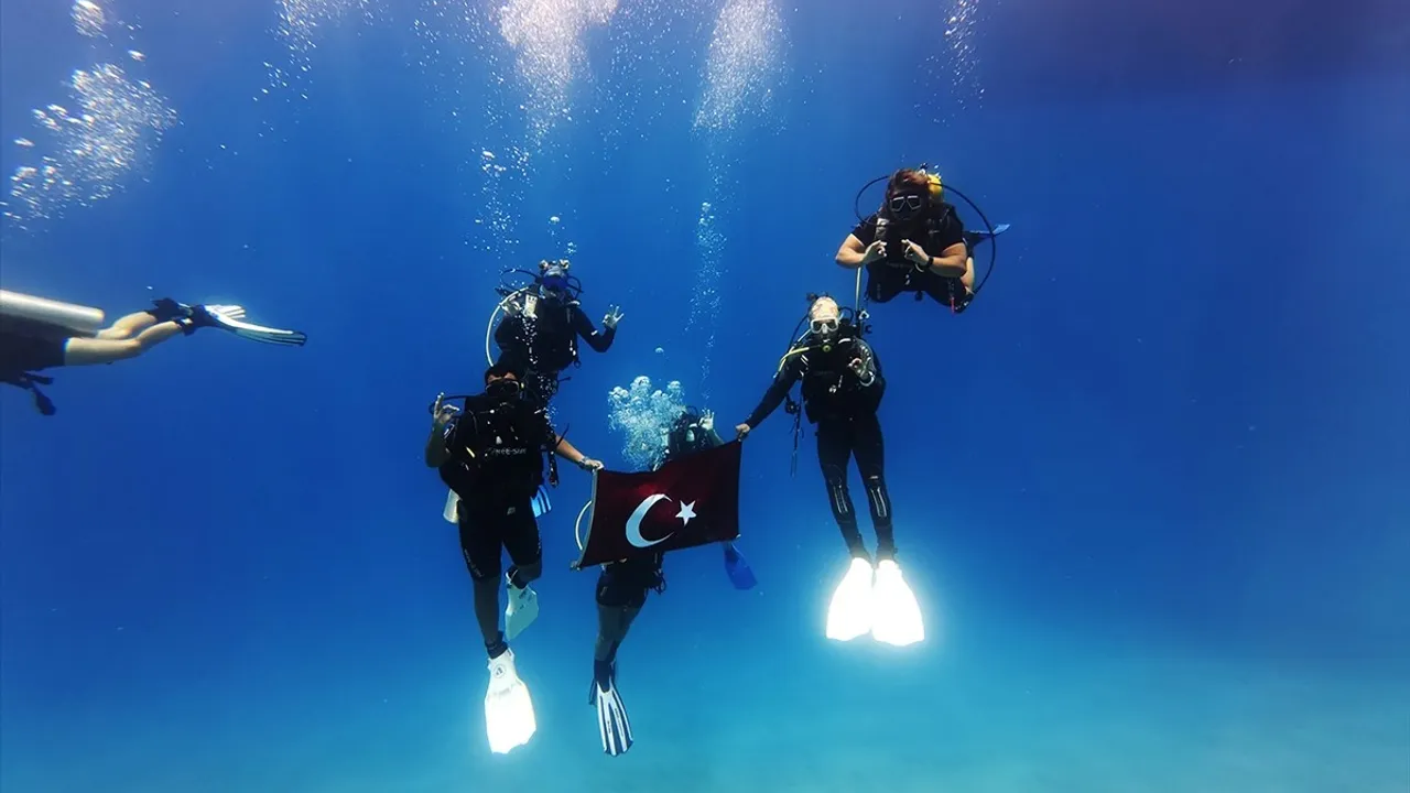 Antalya'da 15 Temmuz Şehitleri Anısına Gökyüzü ve Su Altında Anma Etkinlikleri