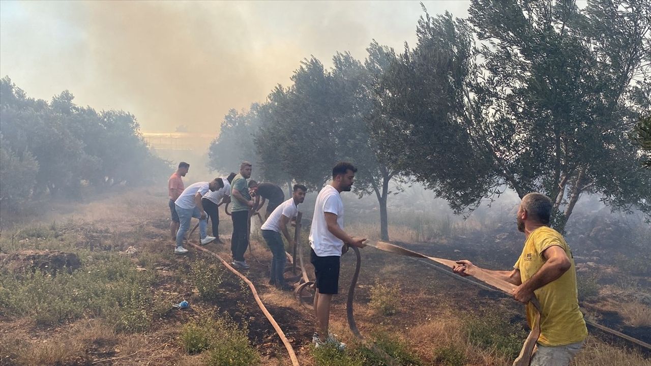 Antalya'da Çöplükte Başlayan Yangına Müdahale Ediliyor