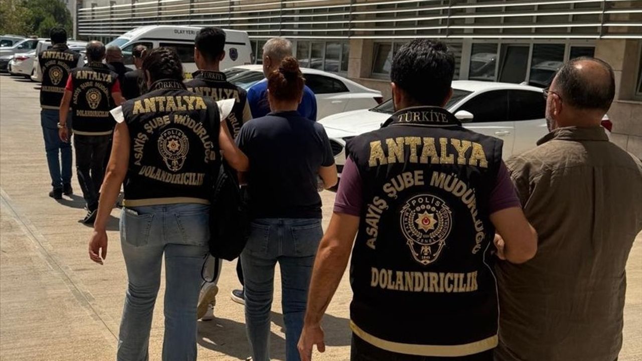 Antalya'da Dolandırıcılık Operasyonu: 2 Tutuklama