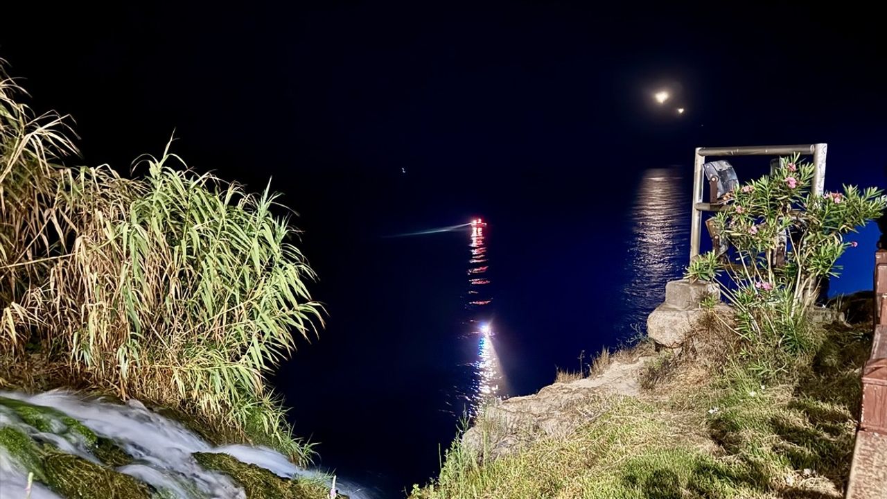 Antalya'da Falezlerden Denize Düşen Kişi için Arama Kurtarma Çalışmaları Sürüyor