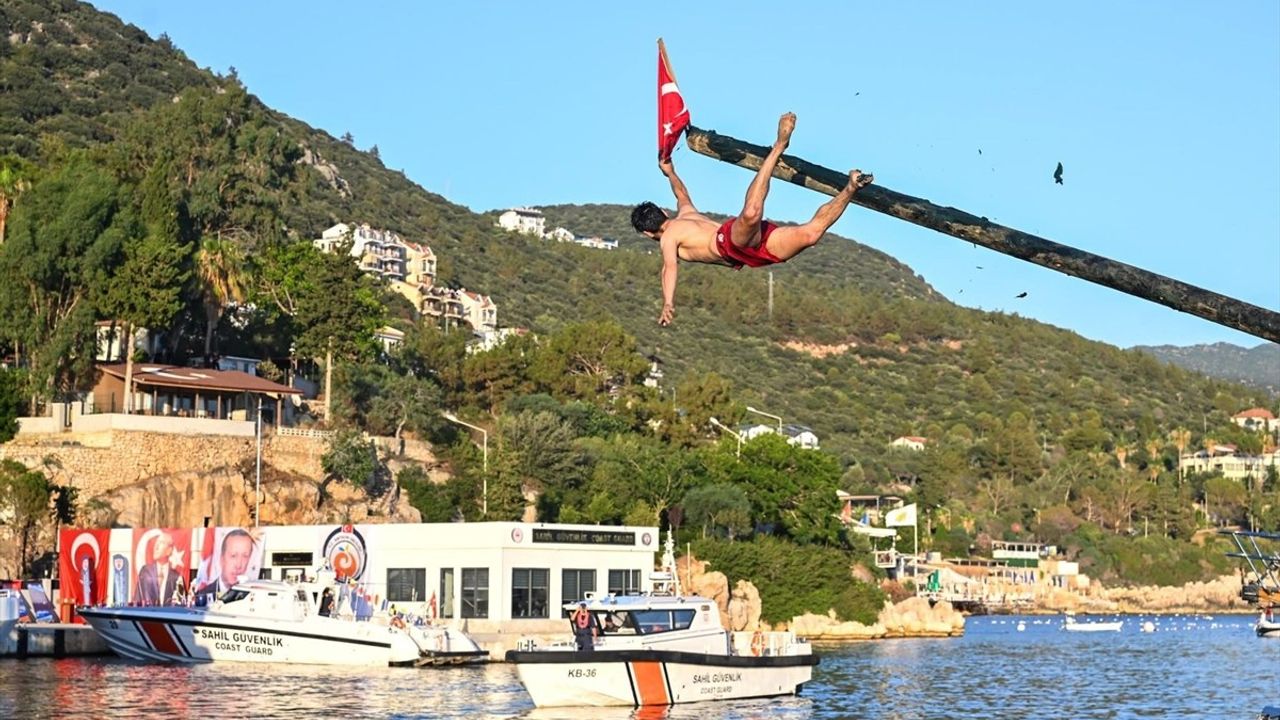 Antalya'da Geleneksel Yağlı Direk Yarışması Düzenlendi