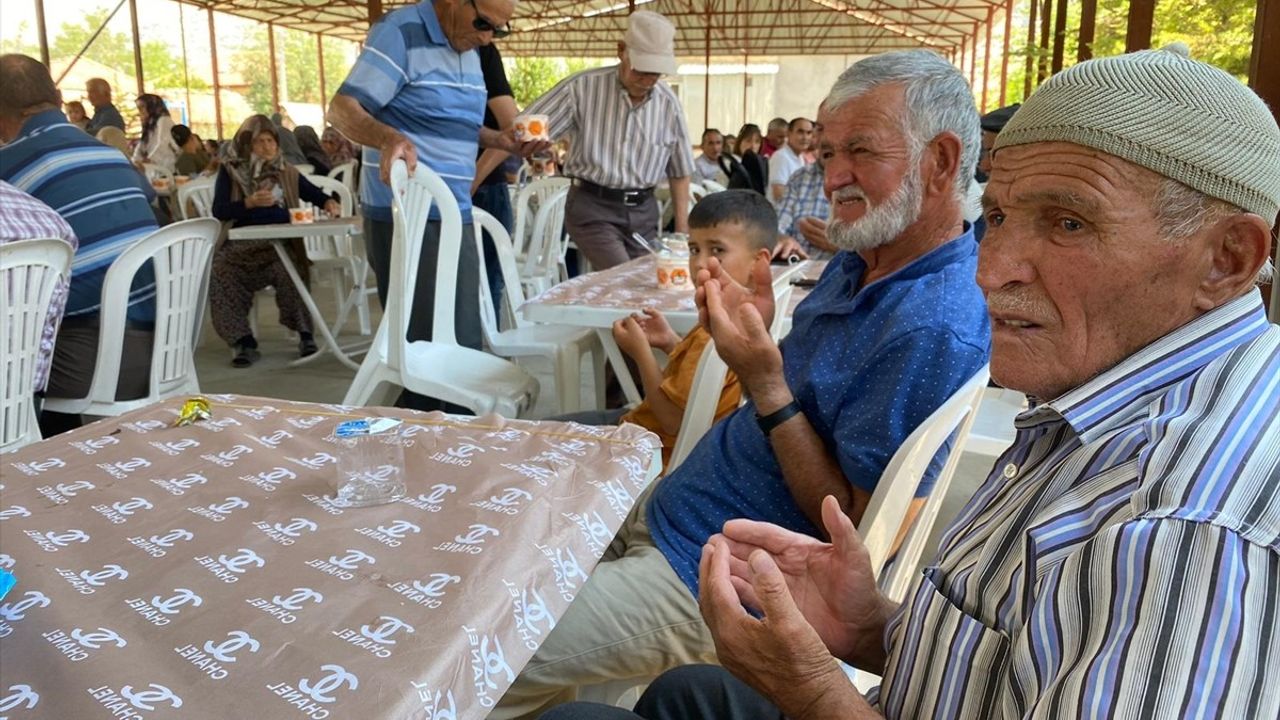 Antalya'da İmece Usulü Aşure Dağıtımı Gerçekleştirildi