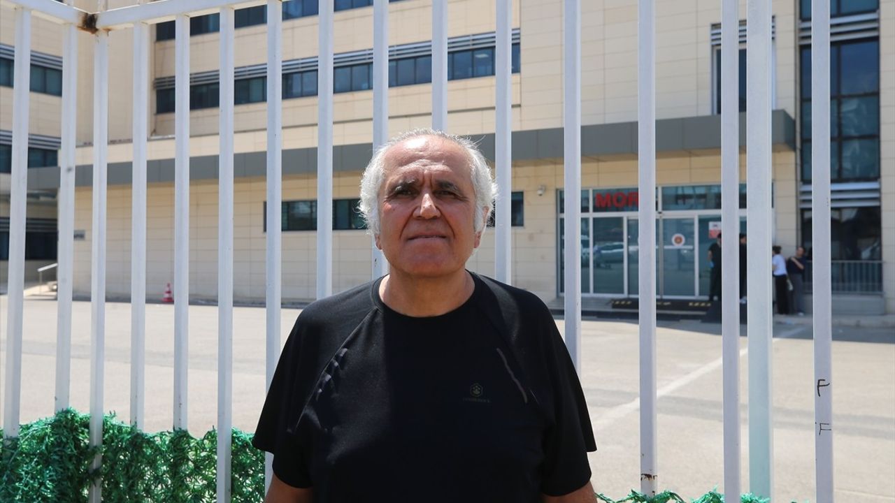 Antalya'da Kontrolden Çıkan Otomobilin Yol Kenarındaki Yayaya Çarpması Sonucu Bir Üniversite Öğrencisi Hayatını Kaybetti