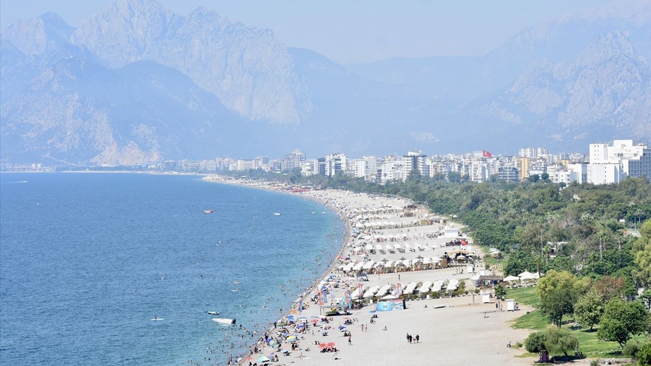 Antalya'da Sıcak Hava Denizde Yoğunluğa Neden Oldu
