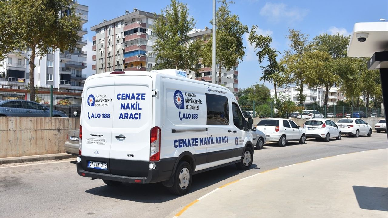 Antalya'da Trafik Kazasında Hayatını Kaybeden Baba ve Oğul Burdur'da Defnedildi