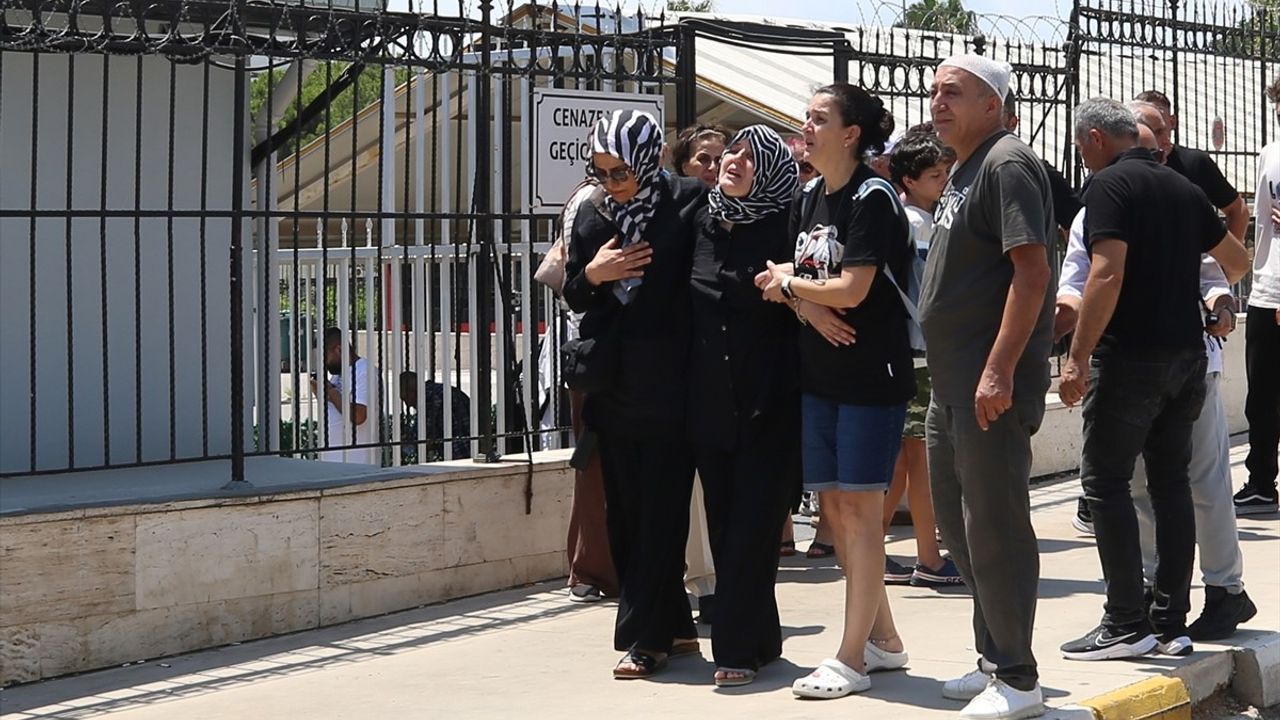 Antalya'da trafik kazasında hayatını kaybeden üniversite öğrencisi Burdur'da defnedildi