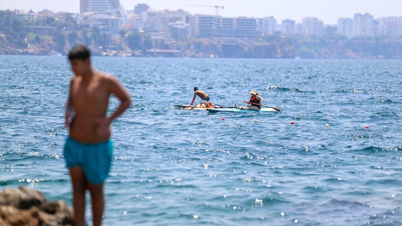 Antalya'da Yüksek Nem ve Sıcaklık Sahilleri Doldurdu