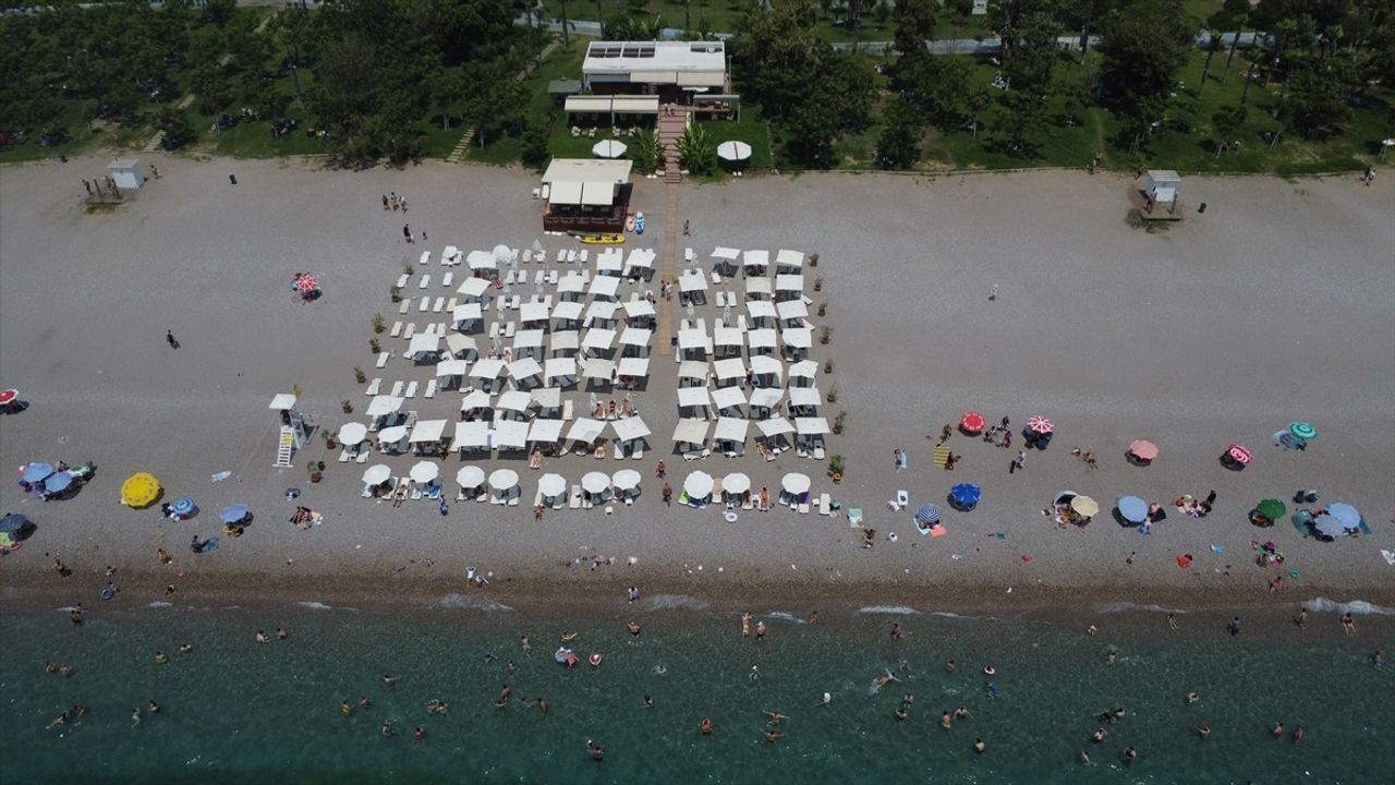 Antalya'da Yüksek Nem ve Sıcaklık, Sahilleri Doldurdu