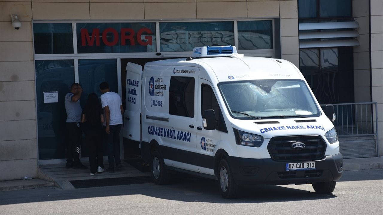 Antalya'daki Trafik Kazasının Güvenlik Kamerası Görüntüleri Ortaya Çıktı