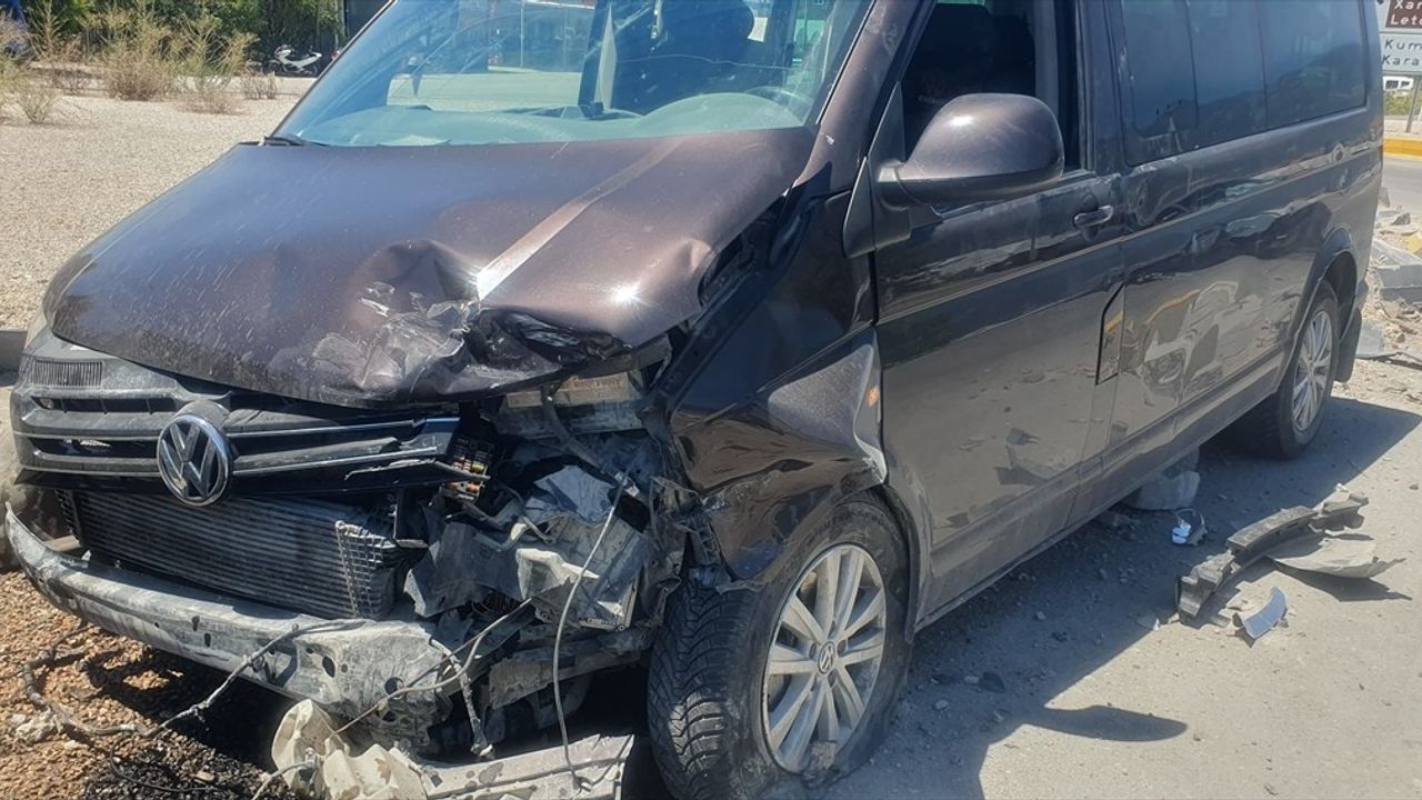 Antalya Kaş'ta Üç Araçla Gerçekleşen Kazada 5 Kişi Yaralandı