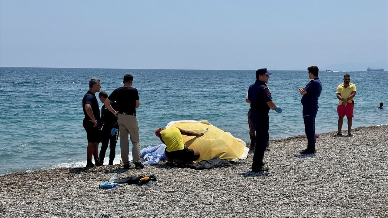 Antalya Konyaaltı Sahilinde Erkek Cesedi Bulundu