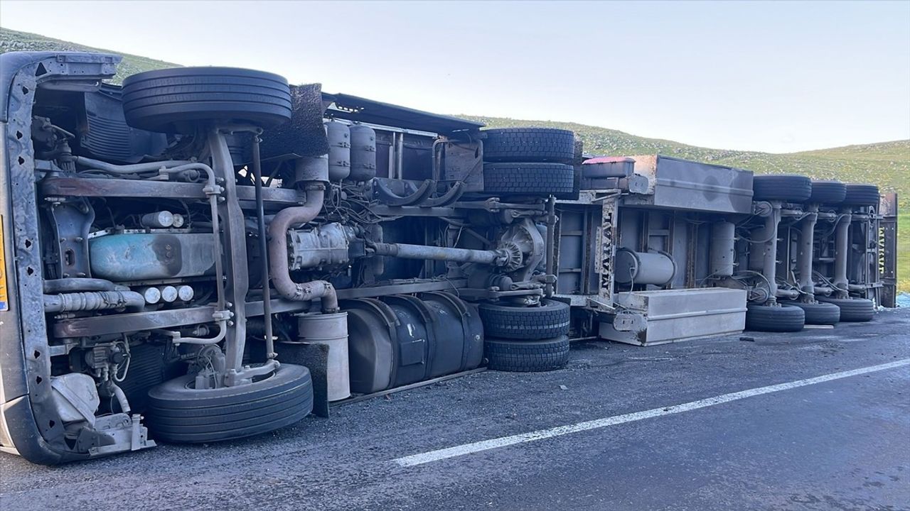 Ardahan'da Devrilen Tırın Sürücüsü Yaralandı