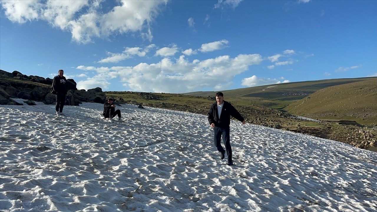 Ardahan'ın Karlı Yaylaları Sıcaklardan Kaçış Noktası Oluyor