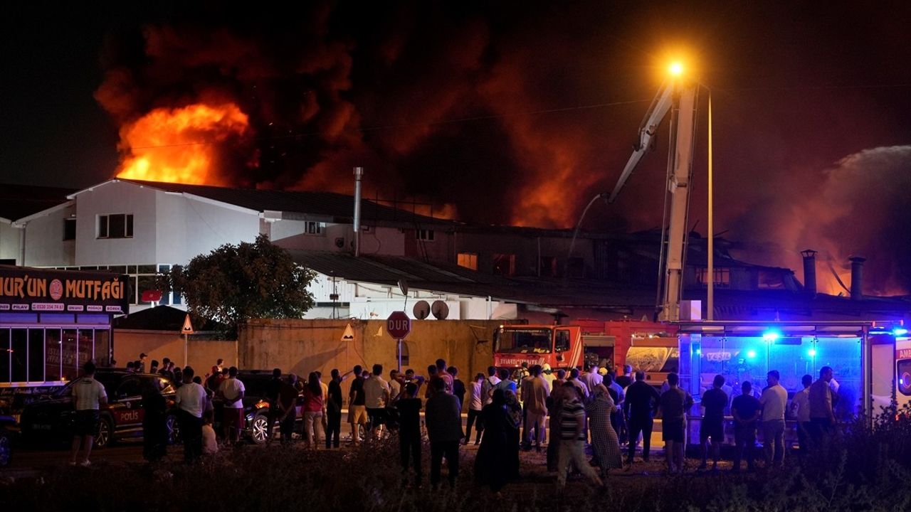 Arnavutköy'de Plastik ve Sünger Fabrikasında Yangın Çıktı
