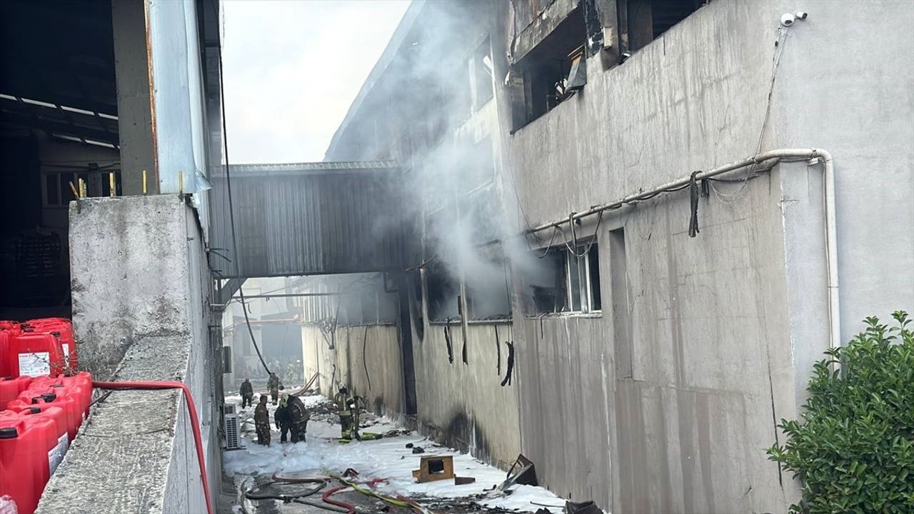 Arnavutköy'de Plastik ve Sünger Fabrikasında Yangın Kontrol Altına Alındı