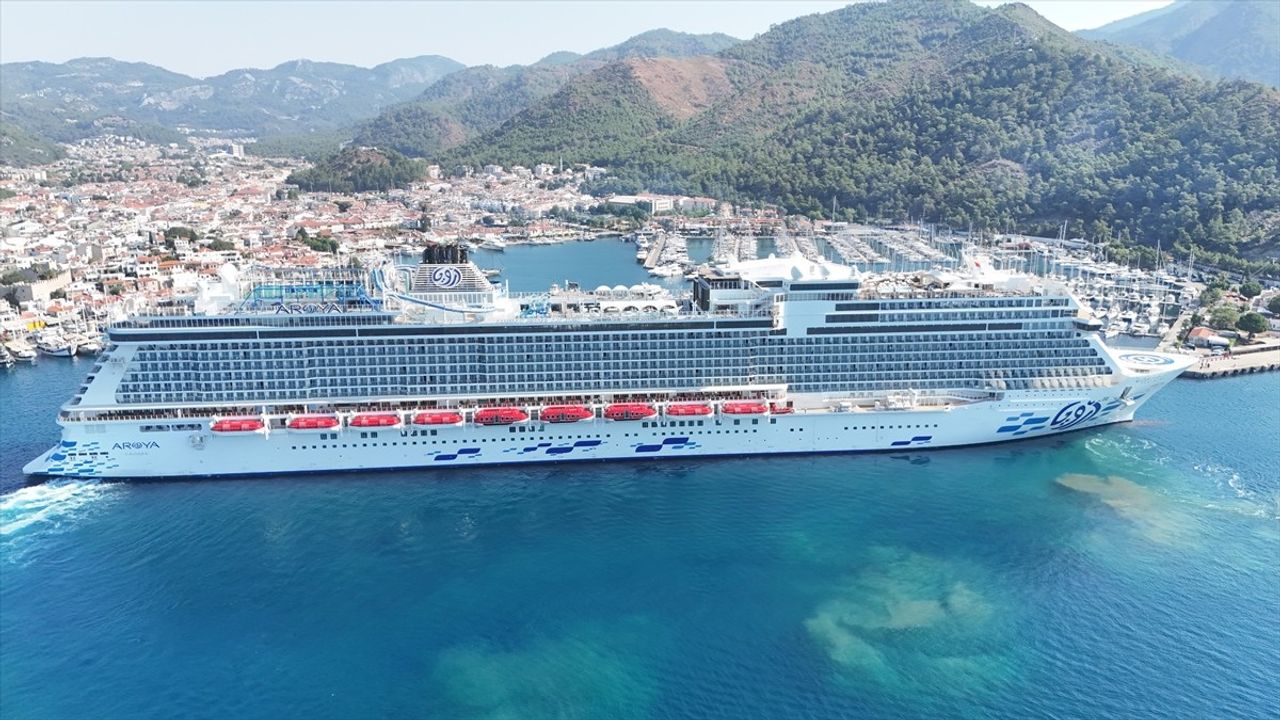 Aroya Kruvaziyeri 1750 Yolcusuyla Marmaris Limanı'na Demirledi