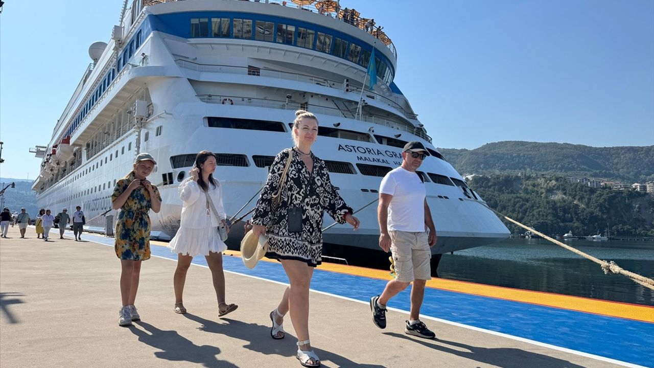 Astoria Grande Kruvaziyeri Amasra'ya 906 Yolcu İle Demirledi