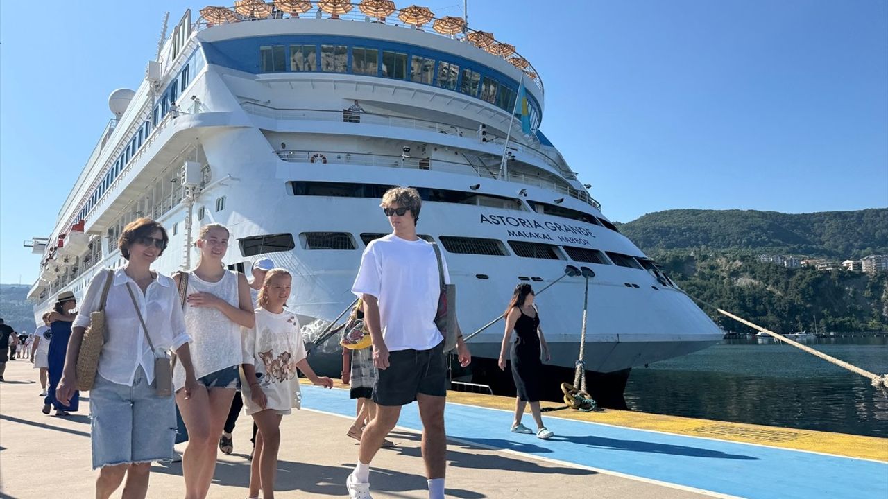 Astoria Grande Kruvaziyeri Amasra'ya Demir Attı