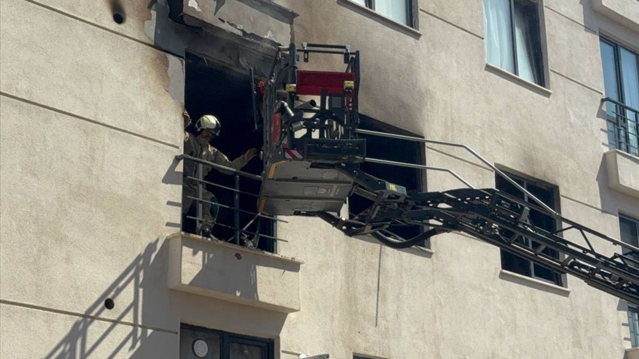 Avcılar'da Apartman Yangınında 3 Kişi Yaralandı