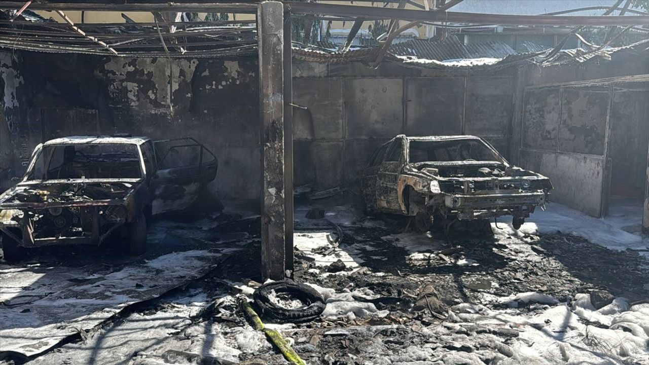 Avcılar'da Yangın: İş Yeri Ve Hurda Araçlar Zarar Gördü