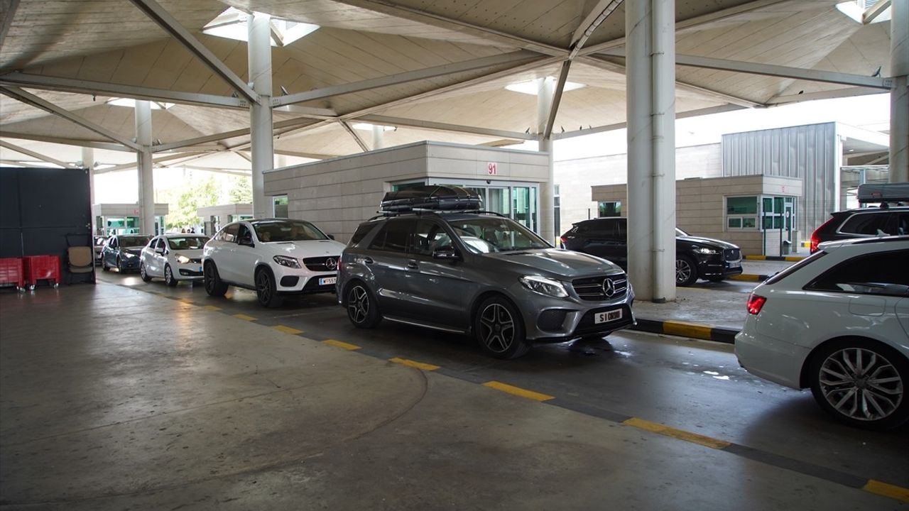 Avrupa'da Yaşayan Gurbetçilerin Türkiye'ye Dönüşleri Sürüyor