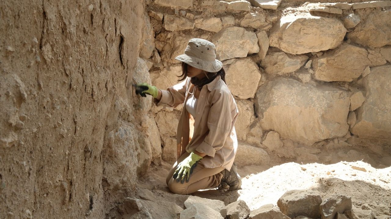 Ayanis Kalesi'nde Urartu Kalıntıları Araştırılıyor