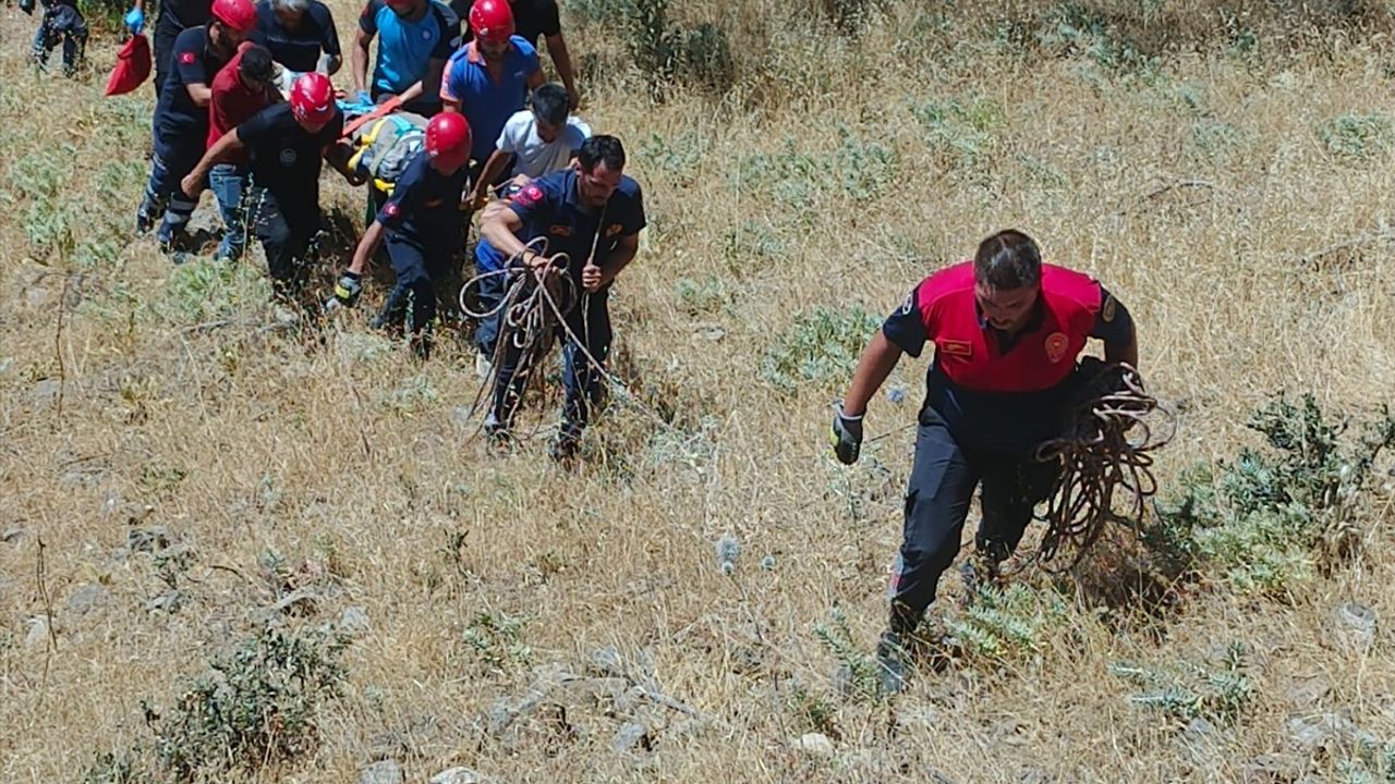 Aydın'da Kekik Toplarken Rahatsızlanan Kişi Ekipler Tarafından Kurtarıldı