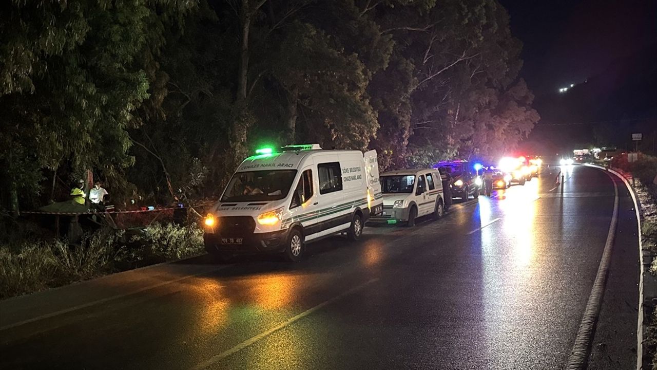 Aydın'da Otomobil Ağaçla Çarpıştı: 2 Kişi Hayatını Kaybetti