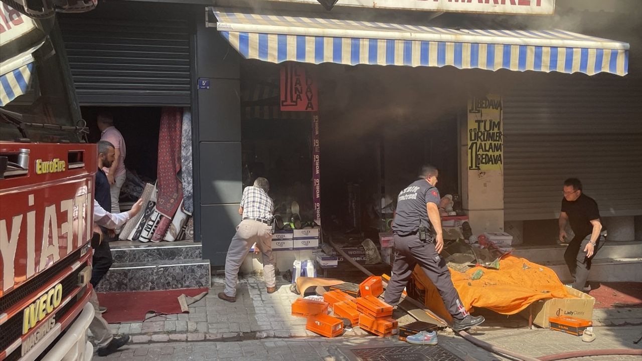 Aydın'ın Efeler İlçesinde Ayakkabı Dükkanında Yangın Çıktı