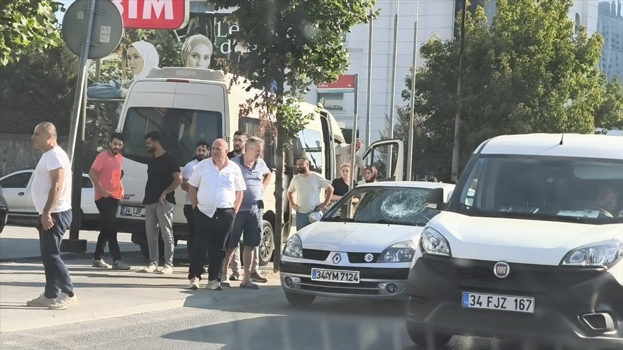 Bağcılar'da Trafikte Motosikletli Saldırısı Kameralara Yansıdı