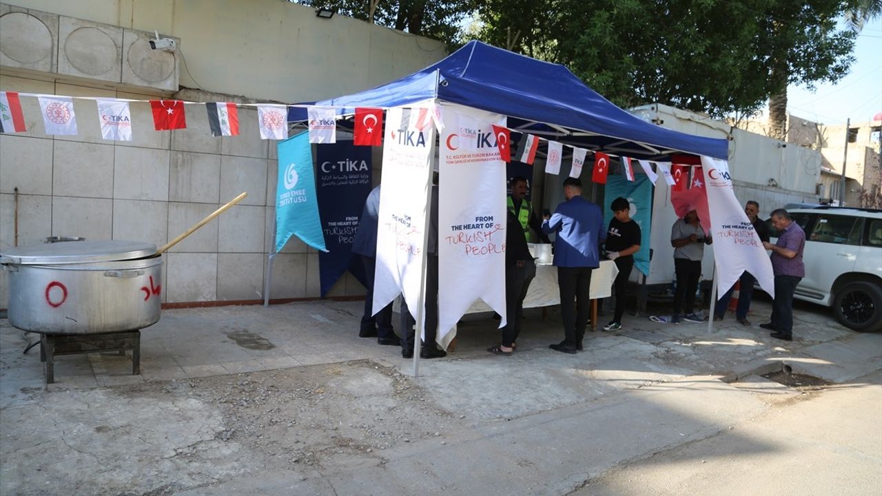 Bağdat'ta Yunus Emre Kültür Merkezi'nden Aşure Dağıtımı