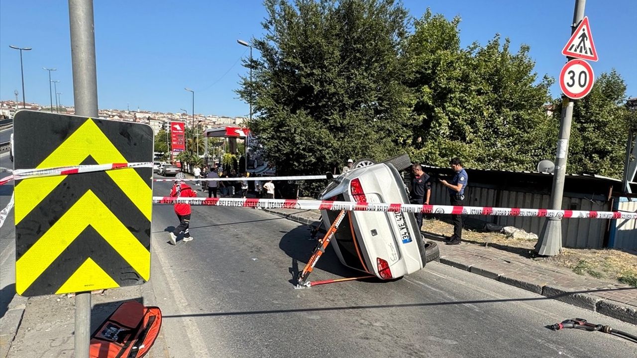 Bahçelievler'de Kontrolden Çıkan Otomobil Park Halindeki Araç ve Motosiklete Çarptı: 1 Yaralı