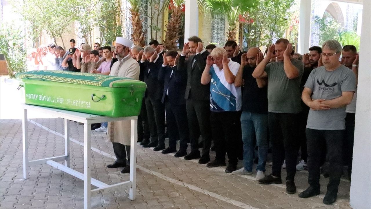 Bakan Alparslan Bayraktar, Teyzesinin Cenaze Törenine Katıldı