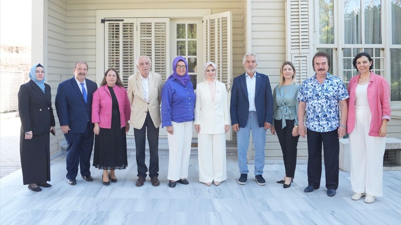 Bakan Göktaş, Kültür ve Sanat Politikaları Kurulu Üyeleriyle İstanbul'da Bir Araya Geldi