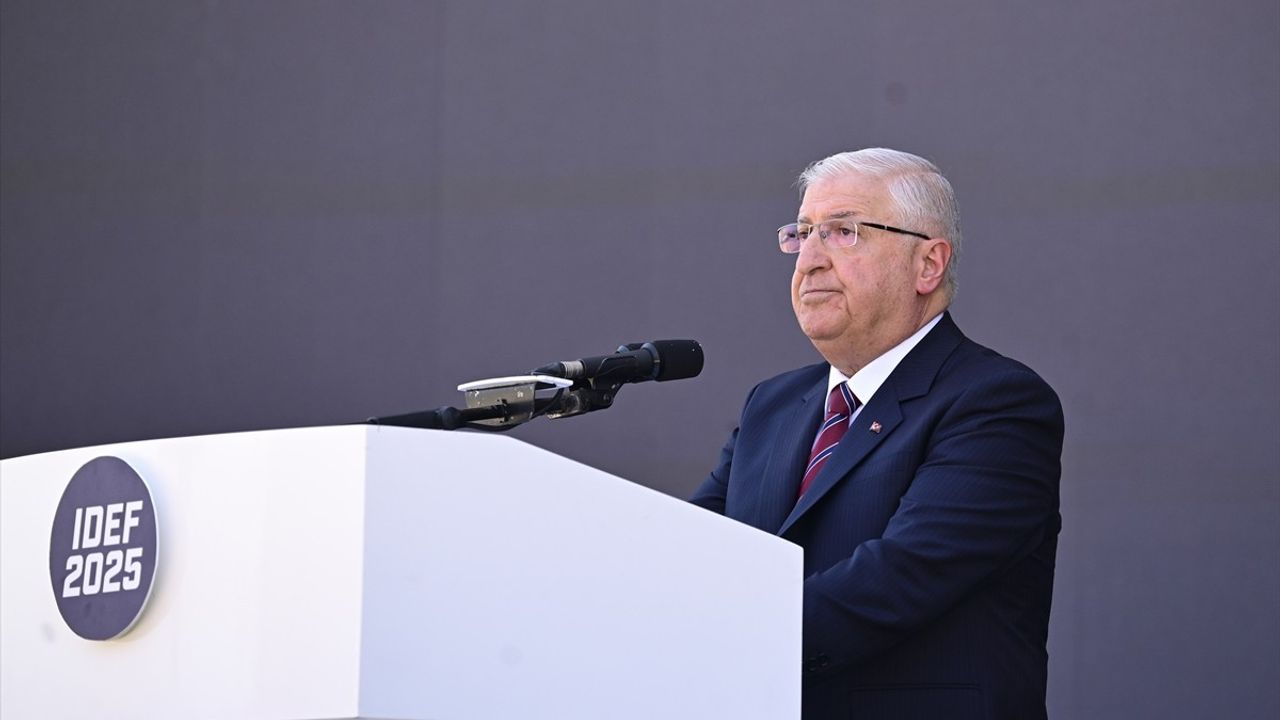 Bakan Güler, IDEF 2025 Fuarı'nda Savunma Sanayisinin Önemi Üzerine Konuştu