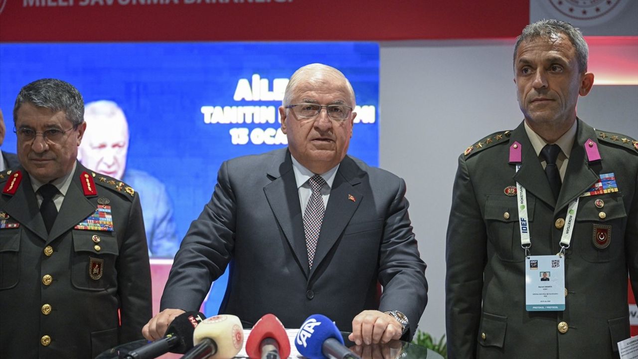 Bakan Güler, IDEF 2025'te Aile Yılı Standı'nı Ziyaret Etti