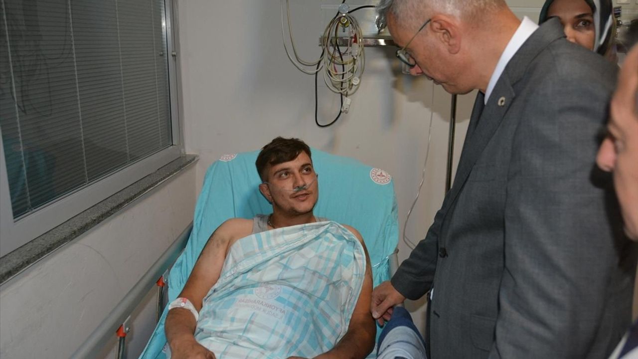 Bakan Memişoğlu, Eskişehir Orman Yangınında Yaralanan İşçileri Ziyaret Etti