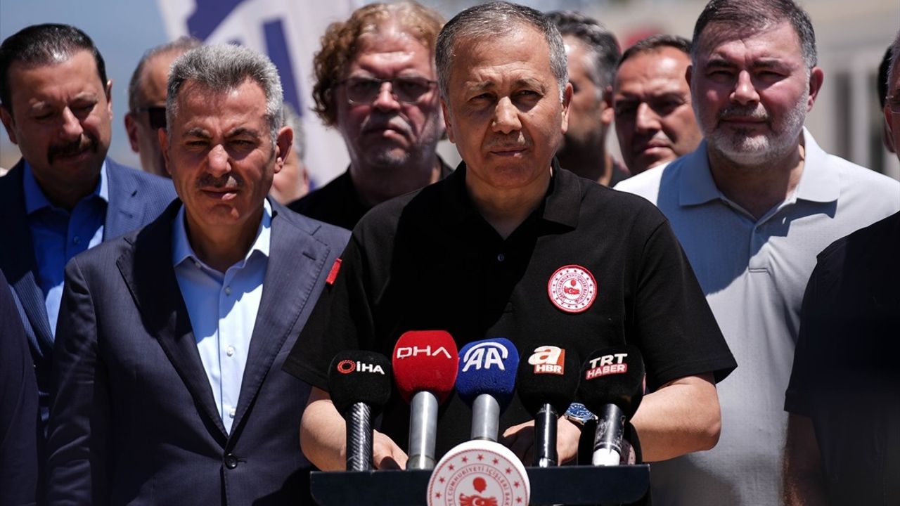 Bakan Yerlikaya, İzmir Ödemiş'te Orman Yangını Sonrası Mahalleleri Ziyaret Etti