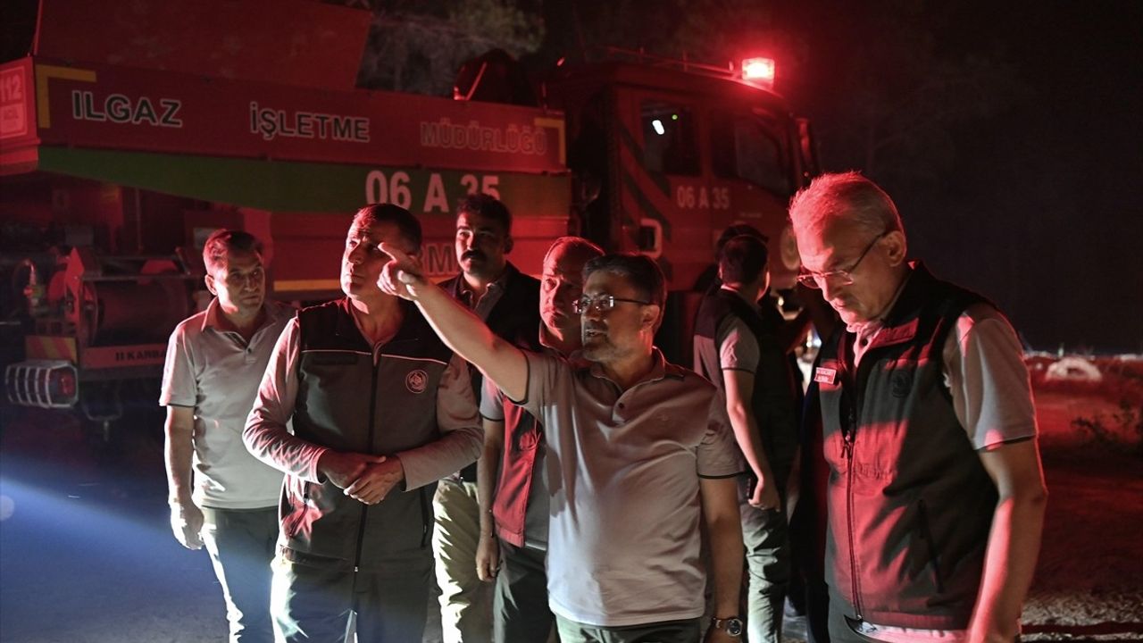 Bakan Yumaklı, Bilecik'teki Orman Yangınıyla Mücadele Eden Ekipleri Ziyaret Etti