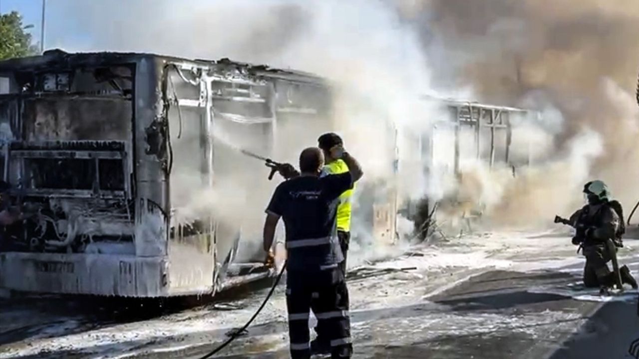 Bakırköy'de Metrobüste Yangın Çıktı, Seferler Durduruldu