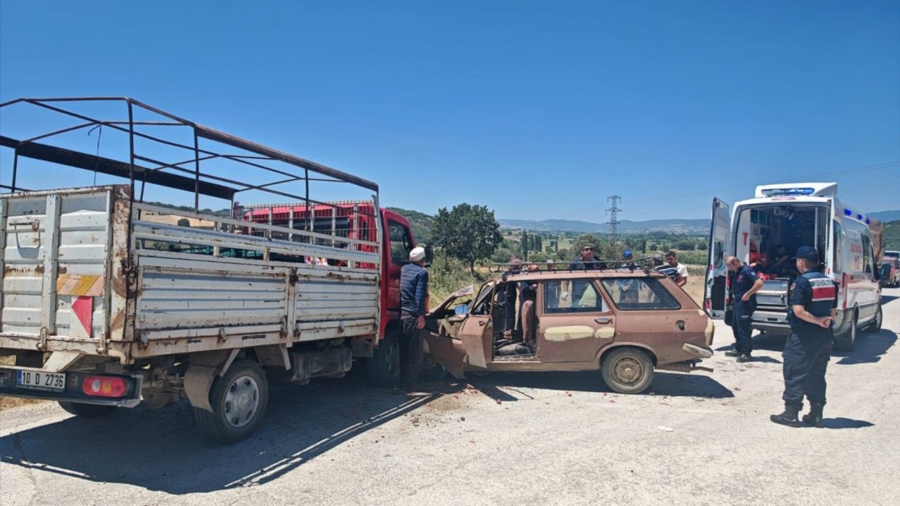 Balıkesir'de Otomobil ve Kamyonet Çarpışması: 6 Yaralı