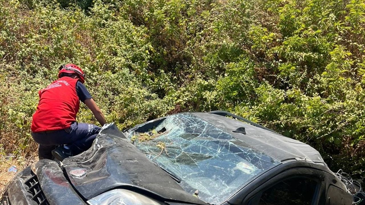 Balıkesir'de Otomobil ve Motosiklet Çarpıştı: 1 Ölü, 2 Yaralı