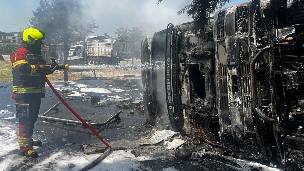Balıkesir'de Seyir Halindeyken Devrilen Tır Yangın Çıkardı