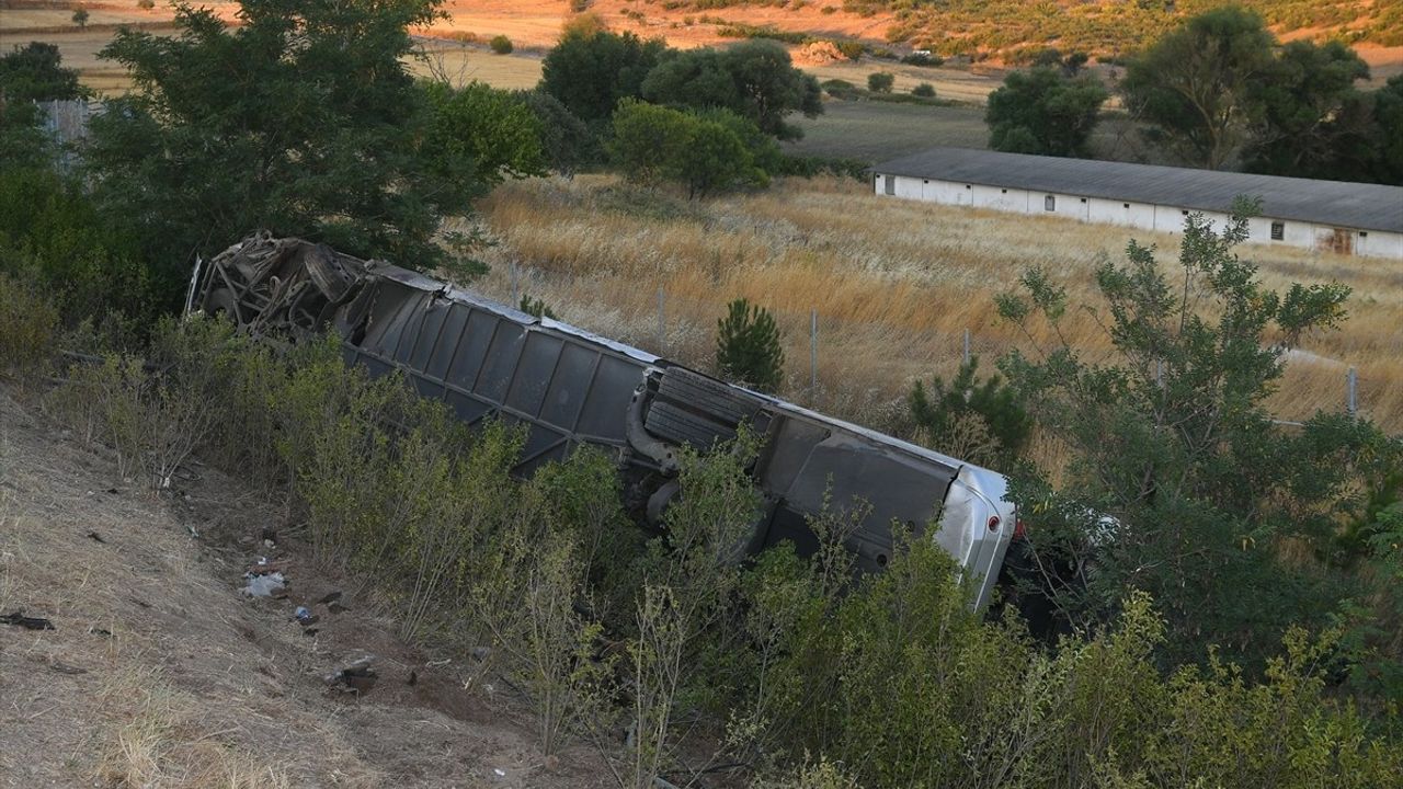 Balıkesir'de Yolcu Otobüsü Devrildi: 27 Yaralı