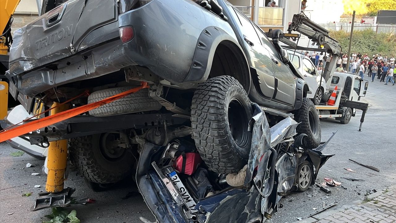 Başakşehir'de Kontrolden Çıkan Vinç, 23 Araçta Hasara Neden Oldu