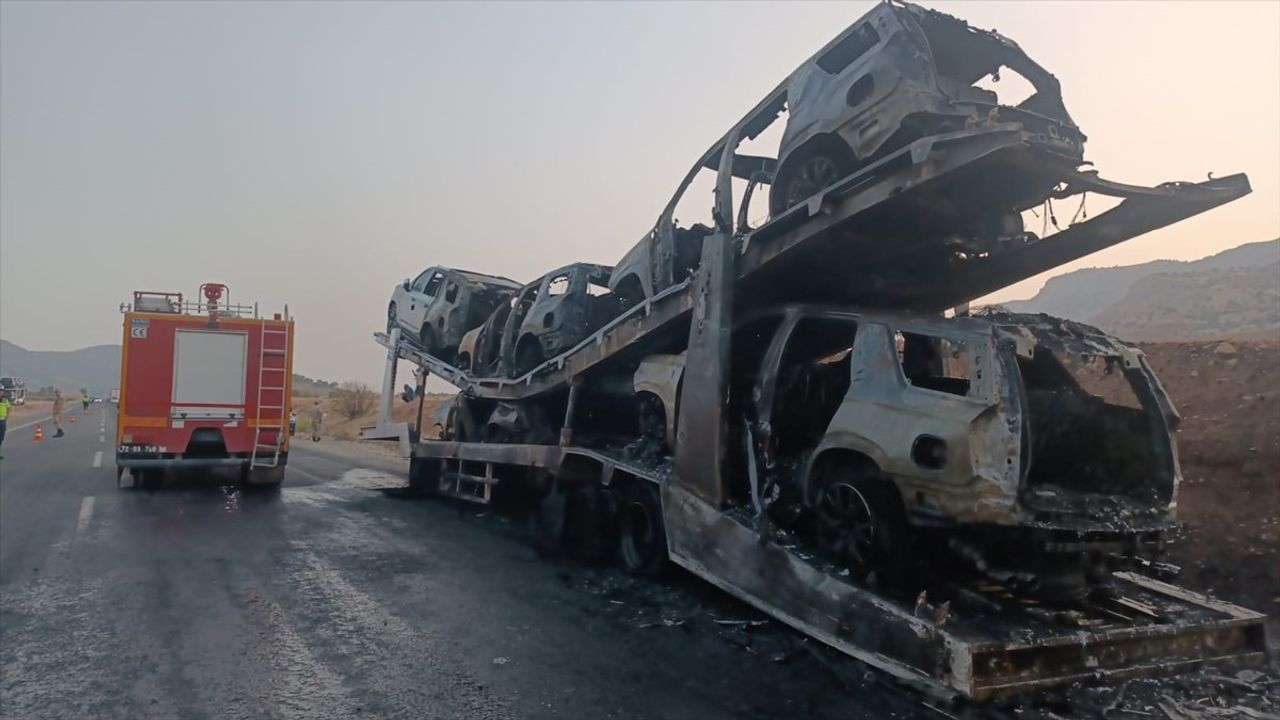 Batman'da Araç Taşıyan Tırda Yangın: 5 Otomobil Kullanılamaz Hale Geldi