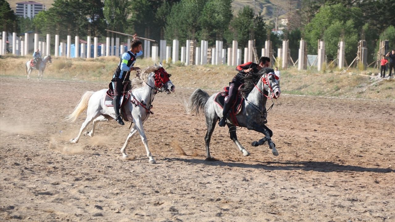 Bayburt'ta 29. Uluslararası Dede Korkut Kültür ve Sanat Şöleni Kapsamında Cirit Gösterisi Yapıldı
